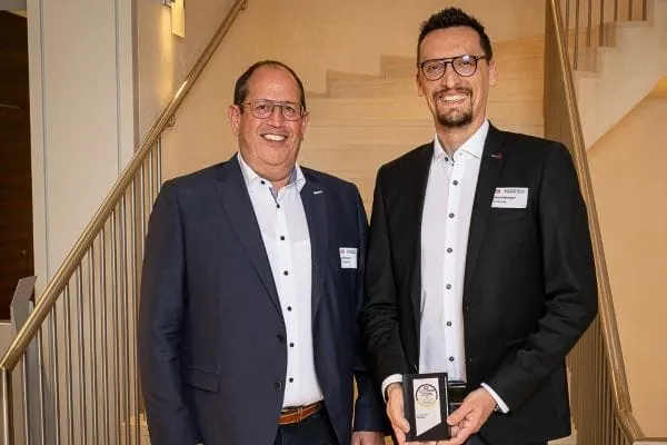 F&uuml;r die Systemair GmbH nahmen Ulrich Lenz (links im Bild), Abteilungsleiter Vertrieb/Au&szlig;endienst, und Daniel Weniger (rechts im Bild), Regionalleiter Ost, den Life & Living Award entgegen. 