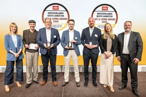 Ulrich Lenz, Abteilungsleiter Vertrieb/Au&szlig;endienst bei der Systemair GmbH, (3. von links), freut sich &uuml;ber die Auszeichnung im Bereich L&uuml;ftung