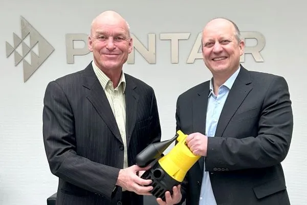 Symbolisch &uuml;bergibt Werner Schuhegger den Vertrieb mit einer U3K Pumpe an Gesch&auml;ftsf&uuml;hrer Stefan Sirges, der den Bereich k&uuml;nftig zus&auml;tzlich verantwortet.