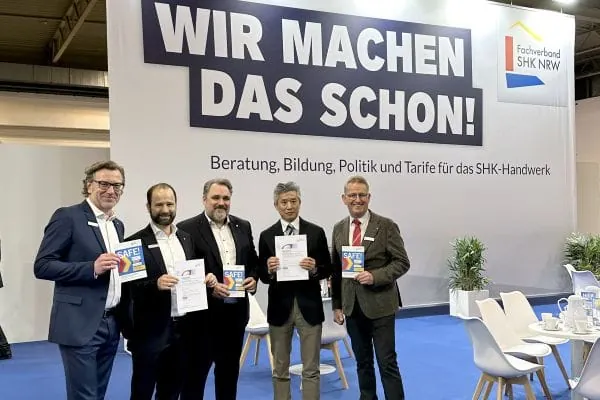 ZVSHK-Qualit&auml;tszeichen f&uuml;r Geberit und Toto best&auml;tigt: Volker R&ouml;ttger, Leiter Marketing Kommunikation Geberit Vertriebs GmbH; Cyril Stutz, Gesch&auml;ftsf&uuml;hrer Geberit Vertriebs GmbH; Daniel F&ouml;st, Hauptgesch&auml;ftsf&uuml;hrer ZVSHK; Tatsuhiko Yasaka, Gesch&auml;ftsf&uuml;hrer Toto Europe GmbH und Hubertus Br&uuml;ggemann, Vertriebsdirektor Toto Europe GmbH ( (v. l.).