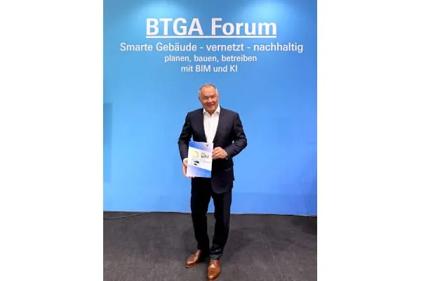BTGA-Pr&auml;sident Jan Opl&auml;nder stellt den druckfrischen BTGA-Almanach auf der Messe Light + Building in Frankfurt am Main vor.