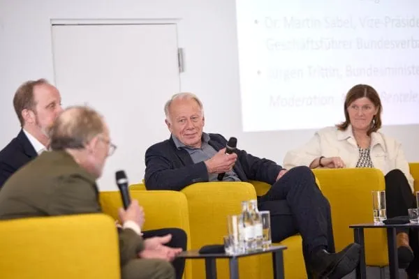 In Sesseln sitzend die politische Diskussionsrunde fordern Beate Schmidt-Menig, Jürgen Trittin und Dr. Martin Sabel mehr Ehrgeiz und mehr Tempo bei der Wärmewende (v. l.).
