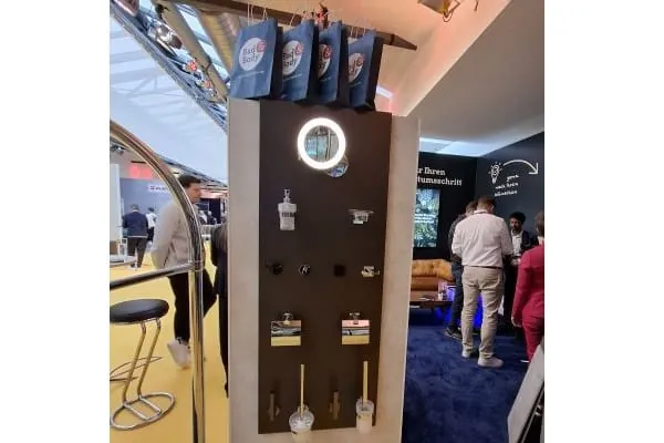 Produktwand mit Bad-Accessoires (Spiegel, Wandhalter, WC-B&uuml;rsten) auf Messestand