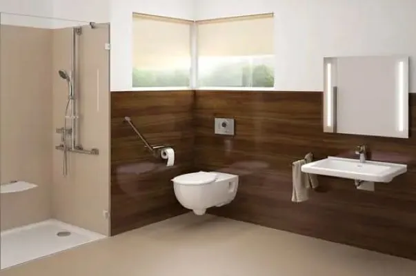 Barrierefreie Badausstattung mit bodenebener Dusche, behindertgerechtem WC und Waschtisch, vom Rollstuhl unterfahrbar. Desweiteren St&uuml;tzgriffe am WC und in Dusche sowie Klappsitz in der Dusche.