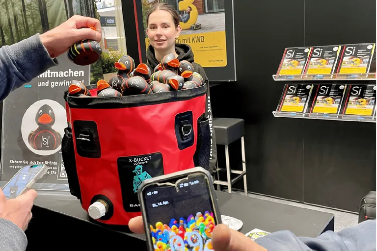 Es war ein leichtes Spiel mit den Enten-Fans aus der SHK-Branche ins Gespräch zu kommen, hier unsere Kollegin Diana Lemmer, die das Gewinnspiel erklärt.
