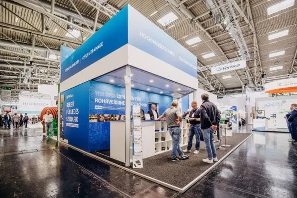 Messestand Fernco mit Besuchern