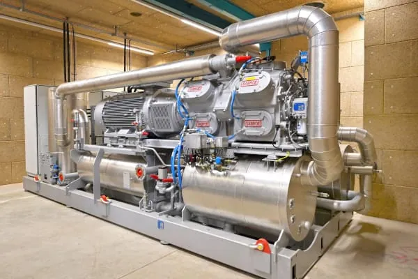 Industrie-W&auml;rmepumpe bei Wienerberger im Werk Uttendorf. 