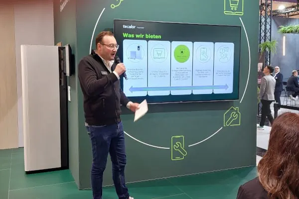 Julian H&ouml;ner, Gesch&auml;ftsf&uuml;hrer tecalor, richtet das Unternehmen strategisch neu aus: Mit digitalen Tools, praxisnahen Produkten und gezielter Qualifizierung soll die Zusammenarbeit mit dem SHK-Handwerk effizienter werden &ndash; und Fachbetriebe unternehmerisch st&auml;rken.
