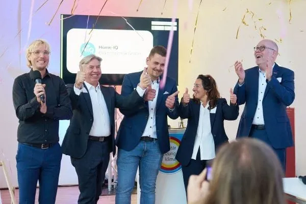 4 M&auml;nner und 1 Frau freuen sich auf Er&ouml;ffnungsfeier Schulungszentrum SHK nach Luftschlangenkanone