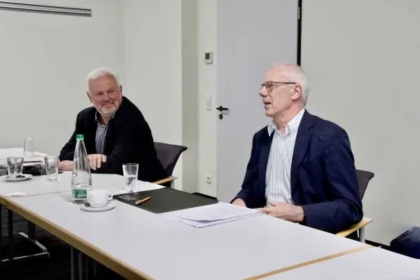 Hans-Jürgen Funke (rechts) wusste so einiges aus dem ereignisreichen Berufsleben des ehemaligen Kollegen Dr. Jörg Lenk zu berichten