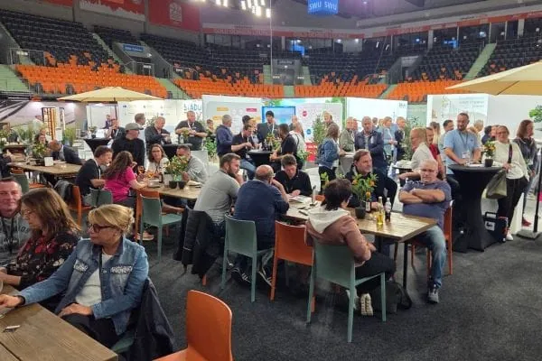 Jede Menge Raum zum Netzwerken: Wie hier in Neu-Ulm treffen sich bei der BAD DIREKT auch in diesem Jahr wieder die Bad-Profis unterschiedlicher Branchen.