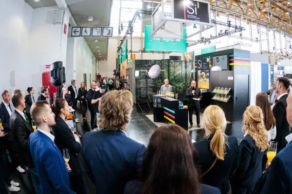 Die Verleihung des &bdquo;Best of SHK Award 2026 f&uuml;r Hersteller und Handel&ldquo; in sieben Kategorien fand am 15. April auf der IFH/Intherm in N&uuml;rnberg statt. Alexander Holzmann, Si-Herausgeber und gesch&auml;ftsf&uuml;hrenden Verleger von Holzmann Medien, bei seiner Begr&uuml;&szlig;ung.