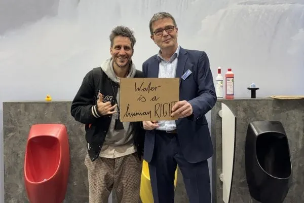 Micha Fritz, Co-Founder von Viva con Agua, und Michael Weise, Gesch&auml;ftsf&uuml;hrer der Urimat Deutschland GmbH, trafen sich im M&auml;rz auf dem Messestand von Urimat auf der Internorga in Hamburg (v. l.).