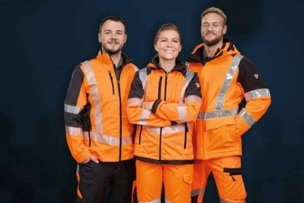 Sehr angenehm zu tragen sind auch die Warnschutzkollektionen Hi-Vis Stretch & Hi-Vis Comfort. Die Wetterschutzjacke bietet in Verbindung mit der Fleecejacke zudem normierten Kälteschutz. Ab sofort im DBL Mietservice.