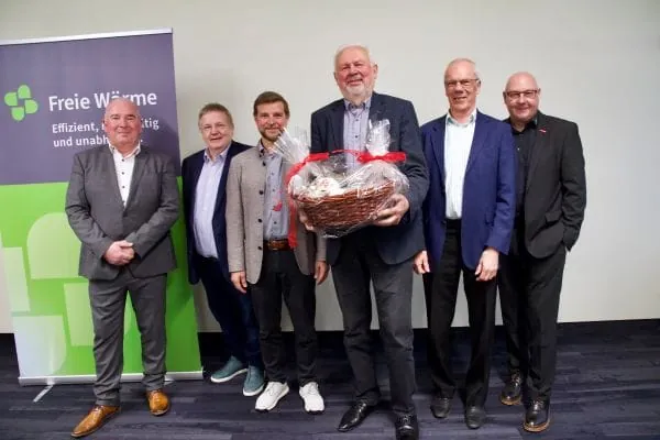 Als kleines, aber feines Dankeschön gab’s für Dr. Jörg Lenk einen Präsentkorb mit fränkischen Spezialitäten. Mit in Nürnberg dabei waren: Andreas Müller (ZVSHK), Guido Eichel (GVOB, Hagos), Markus Brunner (Uniti), Dr. Jörg Lenk, Hans-Jürgen Funke (RAL Gütezeichen Energiehandel), Stefan Eisele (ZIV, LIV Schornsteinfegerhandwerk BW (v. l.).