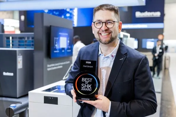 Matthias Holl, Geschäftsführer der Holl GmbH, mit der Auszeichnung „Best of SHK Award 2026“ im Bereich Handwerk.