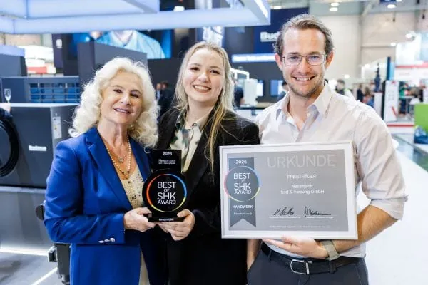 Von der Nessmann bad & heizung GmbH: Geschäftsführerin und Baddesignerin Gabriela Nessmann, Celine Adolphs, Assistenz der Geschäftsführung, und Geschäftsführer Jannik Nessmann mit der Auszeichnung „Best of SHK Award 2026“ im Bereich Handwerk (v. l.).