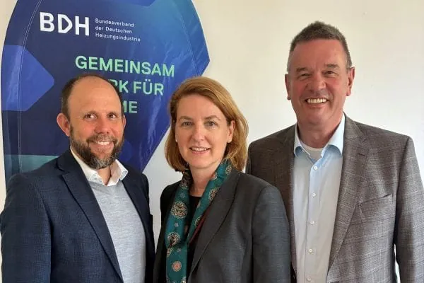 Die neuen Mitglieder im BDH-Vorstand (v. l.): Dr. Tillmann von Schroeter, Gesch&auml;ftsf&uuml;hrer Vaillant Deutschland, Kerstin Sticht, Gesch&auml;ftsf&uuml;hrerin Kermi GmbH, Erik Feijen, Gesch&auml;ftsf&uuml;hrer BDR Thermea Deutschland. 