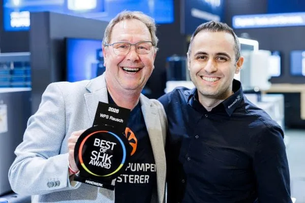 Von der Firma WPS Rausch Geschäftsführer Markus Rausch sowie Meister und Betriebsleiter Abdyl Beha mit der Auszeichnung „Best of SHK Award 2026“ im Bereich Handwerk (v. l.).