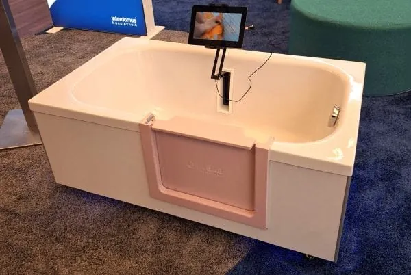 Badewanne mit eingebauter ProBad-Wannent&uuml;r f&uuml;r ein barrierearmes Bad.