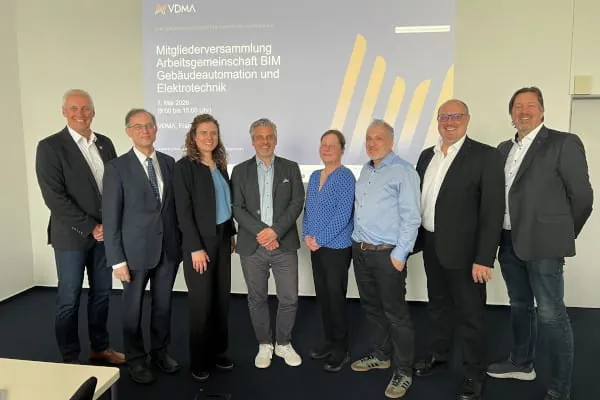 Das Steering Komitees der AG BIM GA/ELT: Rolf Schulte, Hans-Joachim Langels, Mareike Rikos, Joachim Schmidt, D&ouml;rthe Knefelkamp, Karsten Spie&szlig;, Gesch&auml;ftsf&uuml;hrer Thomas M&uuml;ller und Thomas Nieborg (v. l.). Auf dem Bild fehlen Guido Br&uuml;ck, Marcel Hassenewert, Markus Hettig und Matthias Meier-Reichenberg.