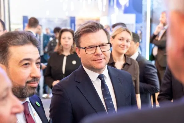 Bundesumweltminister Carsten Schneider im Gespr&auml;ch mit IFAT Munich-Ausstellern.