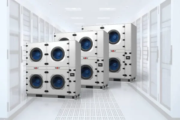 Die modular aufgebaute Wolf-Fanwall DCA erreicht Kühlleistungen von bis zu 500 kW pro Einheit und ist für hohe sowie weiter steigende Rackdichten ausgelegt.