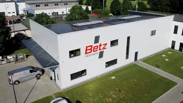 Seit über 50 Jahren steht die Herbert Betz GmbH & Co. KG mit maßgeschneiderten technischen Lösungen für Innovation, Qualität und Zuverlässigkeit. Für die Effizienz der Abläufe in Büro und Außendienst sorgen seit 2023 die pds Software und die mobilen Apps