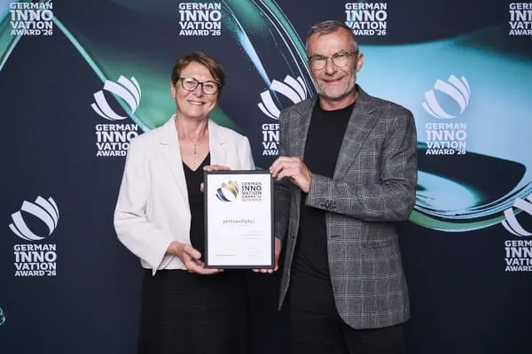 Dr. Dietmar Ende, Leiter Forschung und Entwicklung bei perma-trade Wassertechnik und „Erfinder“ von permasoftplus, hat den German Innovation Award bei der Preisverleihung am 12. Mai in Berlin mit seiner Frau Helga Ende entgegengenommen.