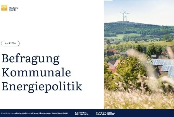 Coverbild Studie zur Energiewende in Kommunen, eingebettetes Foto zeigt eine l&auml;ndliche Gemeinde mit PV auf den D&auml;chern, im Hintergund zwei Windr&auml;der