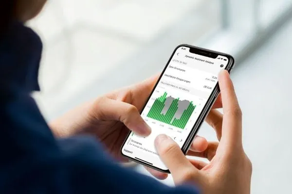Heizungsnutzer hält Handy mit Screen mit ViaCare App in der Hand
