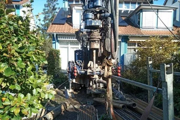 Bohrger&auml;t f&uuml;r Erdsonden im Vorgarten eines Einfamilienhauses