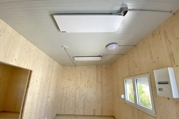 Platzsparende Deckenmontage der Vasner Citara M Infrarotheizungen beim vorgestellten Projekt &bdquo;40 Wohneinheiten f&uuml;r Gefl&uuml;chtete&ldquo;.