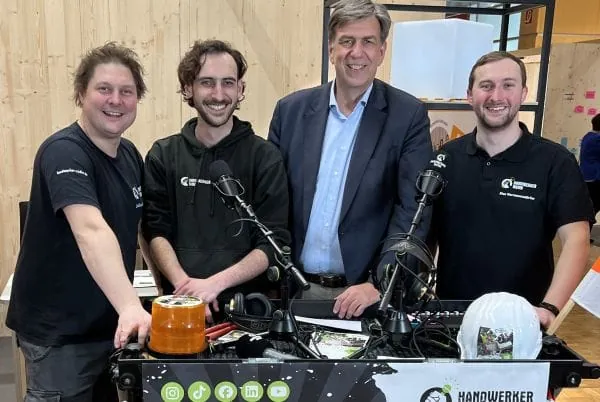 4 Männer Team rollendes Podcaststudio