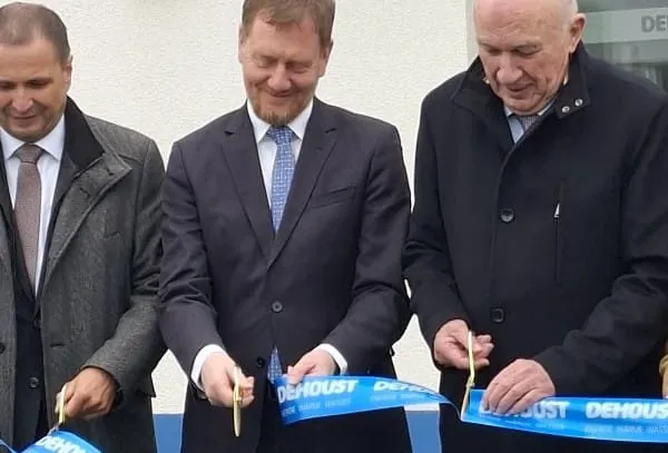 CEO Andreas Bichler, Ministerpr&auml;sident Michael Kretschmer und Wolfgang Dehoust durschneiden blaues Band zur Einweihung.