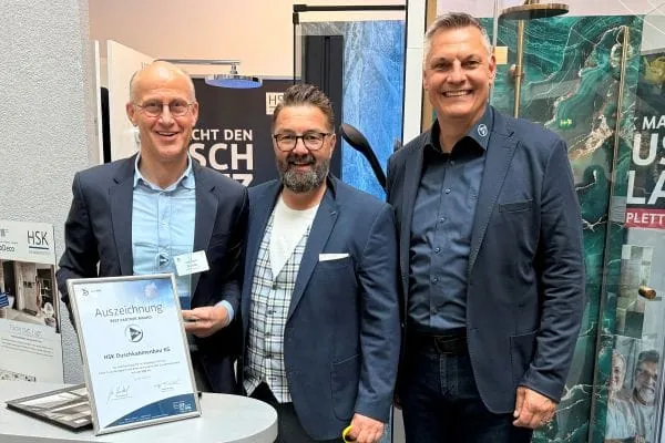 Joachim Schulte, gesch&auml;ftsf&uuml;hrender Gesellschafter von HSK und Verkaufsleiter Nord Martin Brodmeier nahmen zum zweiten Mal in Folge den &bdquo;Best Partner Award&ldquo; von SHK eG Vorstandsvorsitzendem Sven Mischel entgegen.