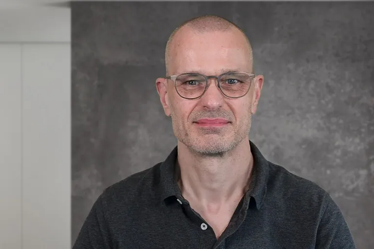 Christian Wadsack ist Dipl.-Ing. Innenarchitekt, Berater und Trainer mit rund 30 Jahren Erfahrung in der SHK-Branche und arbeitet an der Schnittstelle von Raumplanung, Verkaufsprozess und Handwerkspraxis.