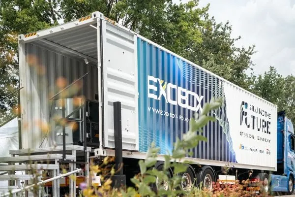 KI‑gest&uuml;tzte Anlagenoptimierung live erleben: Die EXOBOX analysiert Betriebsdaten kontinuierlich und optimiert Energieeffizienz und Systemperformance