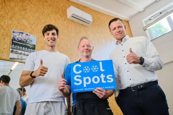 Ruderclub „Westfalen“ Herdecke wird „CoolSpot“. Übergabe des Bosch Split-Klimageräts an den Ruderclub. Von links nach rechts im Bild: David Kalle, Ruderclub „Westfalen“ Herdecke, Dennis Potthoff, Friondo GmbH, Lars Voß, Verkaufsleiter Bosch Home Comfort.