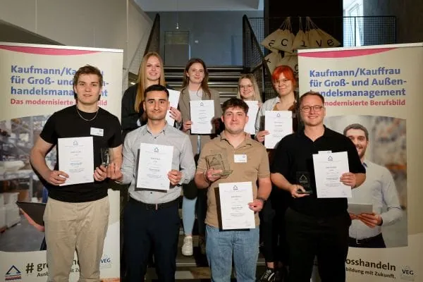 Kim Schönherr, Katarina Žuna, Svenja Tiersch, Anna Neigum, Julian Decker, Revn Al Shamo, Sascha Vatseba, Paul Basczik (v. l.).