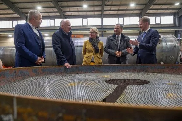 In der Stahlbeh&auml;lter-Fertigung: MP Kretschmer und Begleitung interessieren sich f&uuml;r die Speichertechnik von Dehoust.