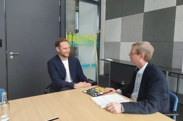 Aljoscha Schlosser, Geschäftsführer Ole KG, im Gespräch mit Si-Redakteur Marcus Lauster (v. l.). Im Nachgang an das Gespräch ging es dann direkt zur Eröffnung des Showrooms.