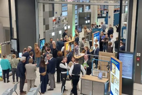 Der Showroom ist ein zentraler Baustein des Projekts KIDiHa – künstliche Intelligenz und Digital-Offensive für das Handwerk in NRW, ein gemeinsames Projekt derFachhochschule des Mittelstands (FHM), des Lemgoer Fraunhofer IOSB-INA und der Kreishandwerkerschaft Paderborn-Lippe.