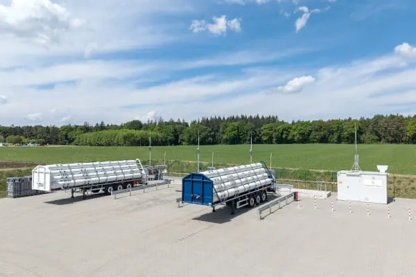Während der Feldtestphase wurde der grüne Wasserstoff über mobile Trailer nach Hohenwart geliefert. Ab 2027 ist die lokale Erzeugung per Elektrolyseur geplant.