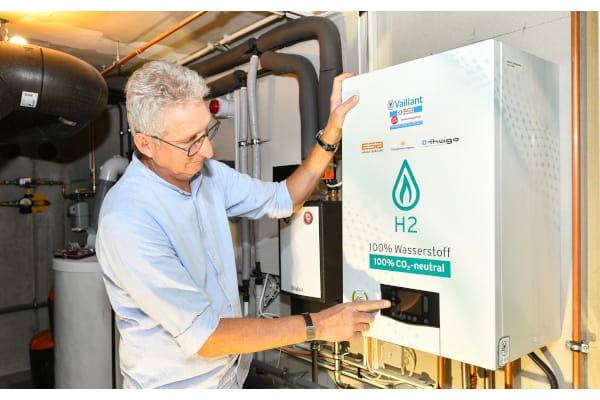 Die im Regelbetrieb von „H2Dahoam“ eingesetzten Gas-Brennwertgeräte Vaillant ecoTEC plus VC ermöglichen dank spezieller Umrüstkits den Betrieb mit 100 % Wasserstoff.