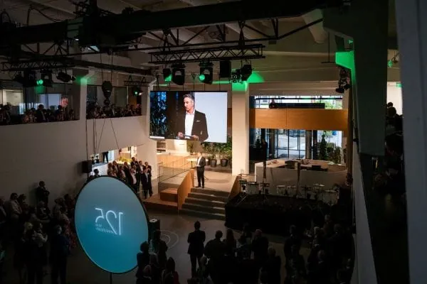 In seiner Festrede betonte CEO Hans Jürgen Kalmbach die Verantwortung des Unternehmens in bewegten Zeiten.