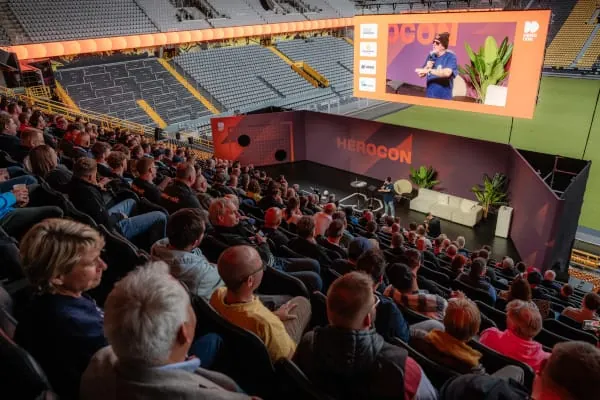 Auf mehreren Bühnen, wie hier der Main Stage im Stadioninneren, wurden Themen vorgetragen und diskutiert, die das Handwerk heute bewegen.