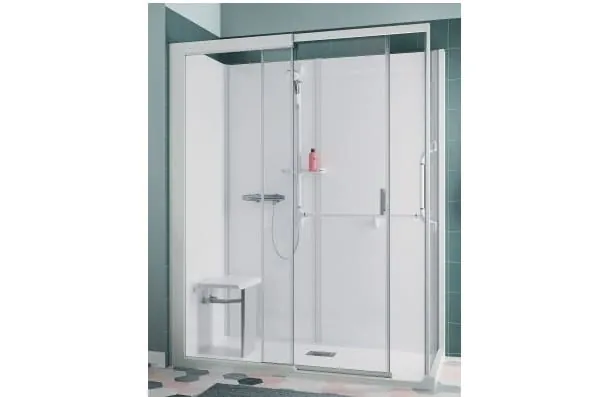 Neu für die Komplettduschen Kinemagic Royal+, Royal und Kalypso: ein Klappsitz mit rutschhemmender Oberfläche. In Kombination mit Griffen und flachem Einstieg entsteht eine barrierearme Badlösung mit mehr Sicherheit und Komfort.
