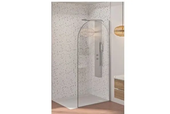 Die neue Walk-in-Duschwand Solo Arkade von SFA Kinedo setzt mit abgerundeter Ecke und Bogenmotiv einen eleganten Akzent im offenen Duschbereich.