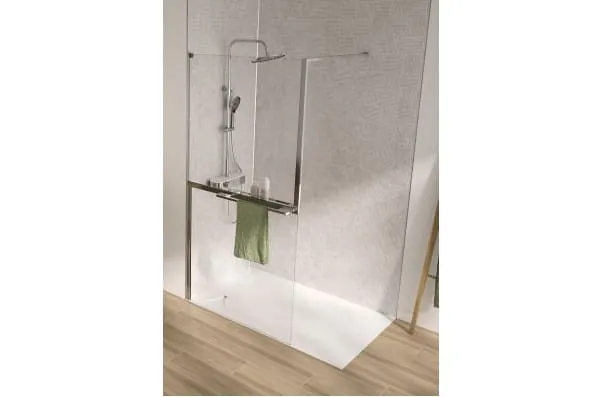 Die neue Walk-in-Duschwand Solo Z von SFA Kinedo besteht aus zwei Glasfl&auml;chen, die erst auf der Baustelle zusammengesetzt werden. Das kompakte Paket erleichtert Transport und Handling, etwa in engen Treppenh&auml;usern oder Aufz&uuml;gen